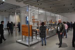 Die ersten Besucherinnen und Besucher im Bauhaus-Museum Weimar