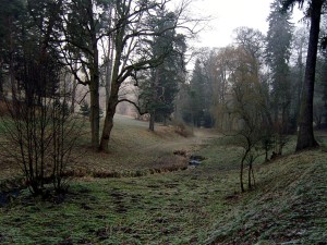Possenbach schlängelt sich durch Schlosspark Belvedere