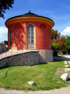 Der weithin sichtbare "Rote Turm" an der Orangerie des Schlosses Belvedere