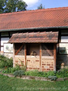 Ein "Bienenhotel" im Lehr- und Schaugarten des Museums