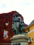 Die Bronzeplastik wurde vom Bildhauer von Donndorf geschaffen und zeigt eine Mutter mit ihren Kindern beim Wasserholen.