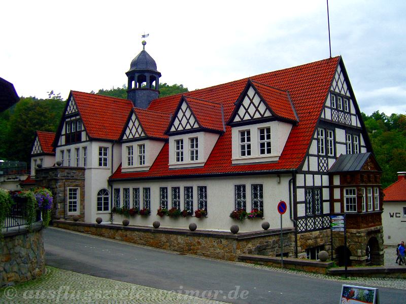 Nach dem Besuch der Feengrotten kann man in das Restaurant mit Dachterasse einkehren