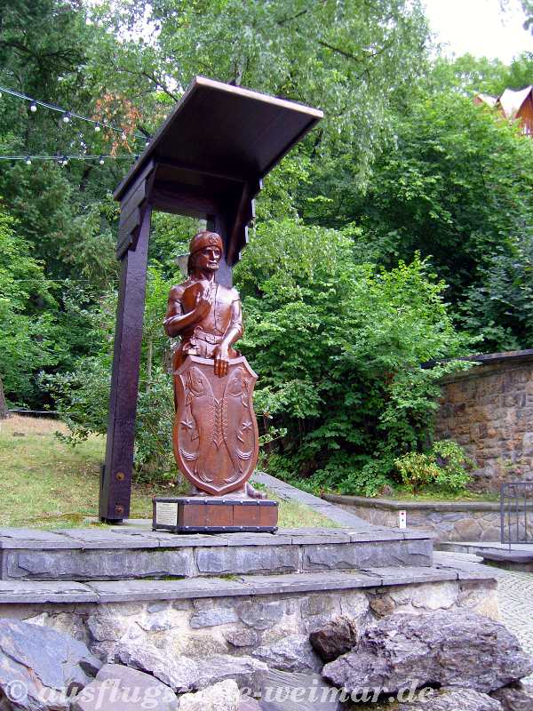 Eine Bergmannstatue grüßt die Besucher der Feengrotten