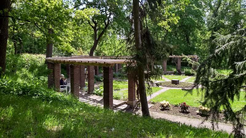 Der Teichgarten wird von einer halbkreisförmigen Pergola abgeschlossen - Gutspark Holzdorf bei Weimar