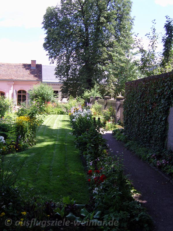 Blick über den Garten und zum Gartenhaus des Kirms-Krackow-Hauses