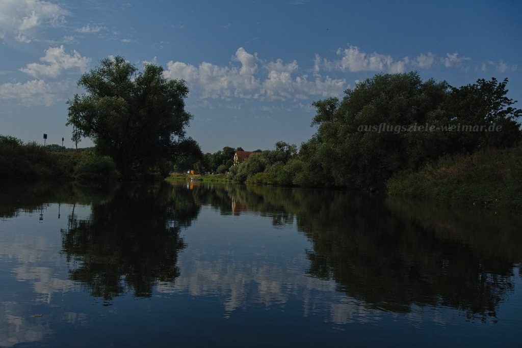 spiegelglattes Wasser auf der Saale