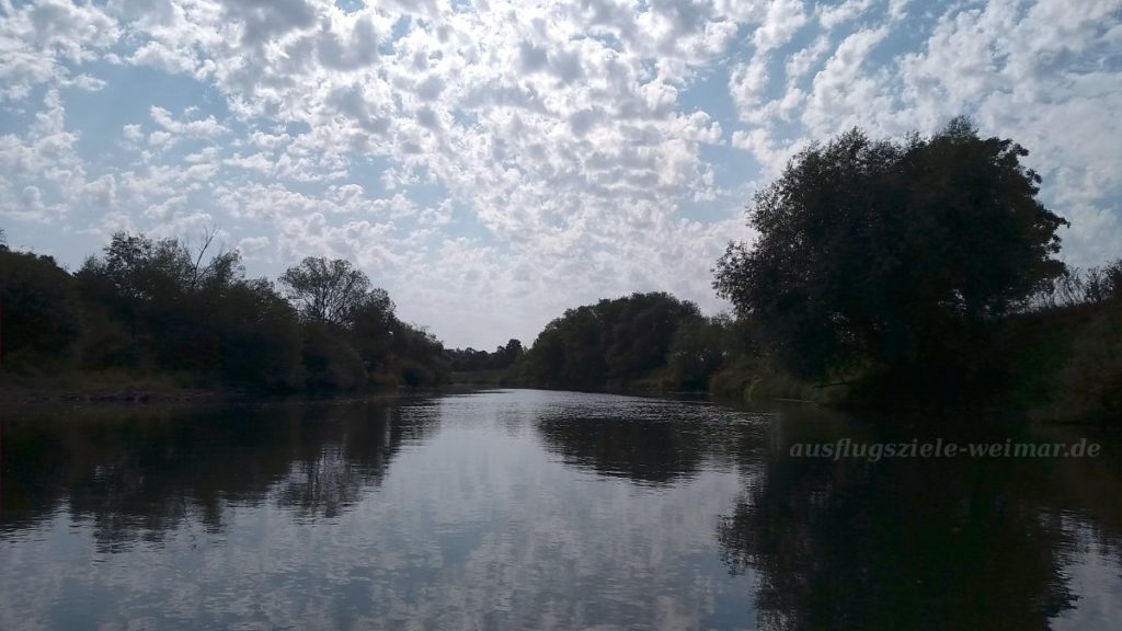 Rechts des Ufers führ der Saale Radwanderweg entlang