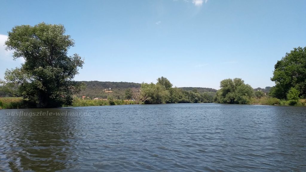 Padeln auf der Saale - Nach Schönburg öffnet sich die Landschaft