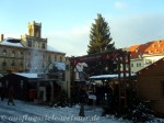Vor der Kulisse des zum Adventskalender umfunktionierten Rathauses lädt Weimar zum Weihnachtsmarkt.