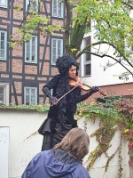 Violinistin auf Stelzen Zwiebelmarkt Weimar